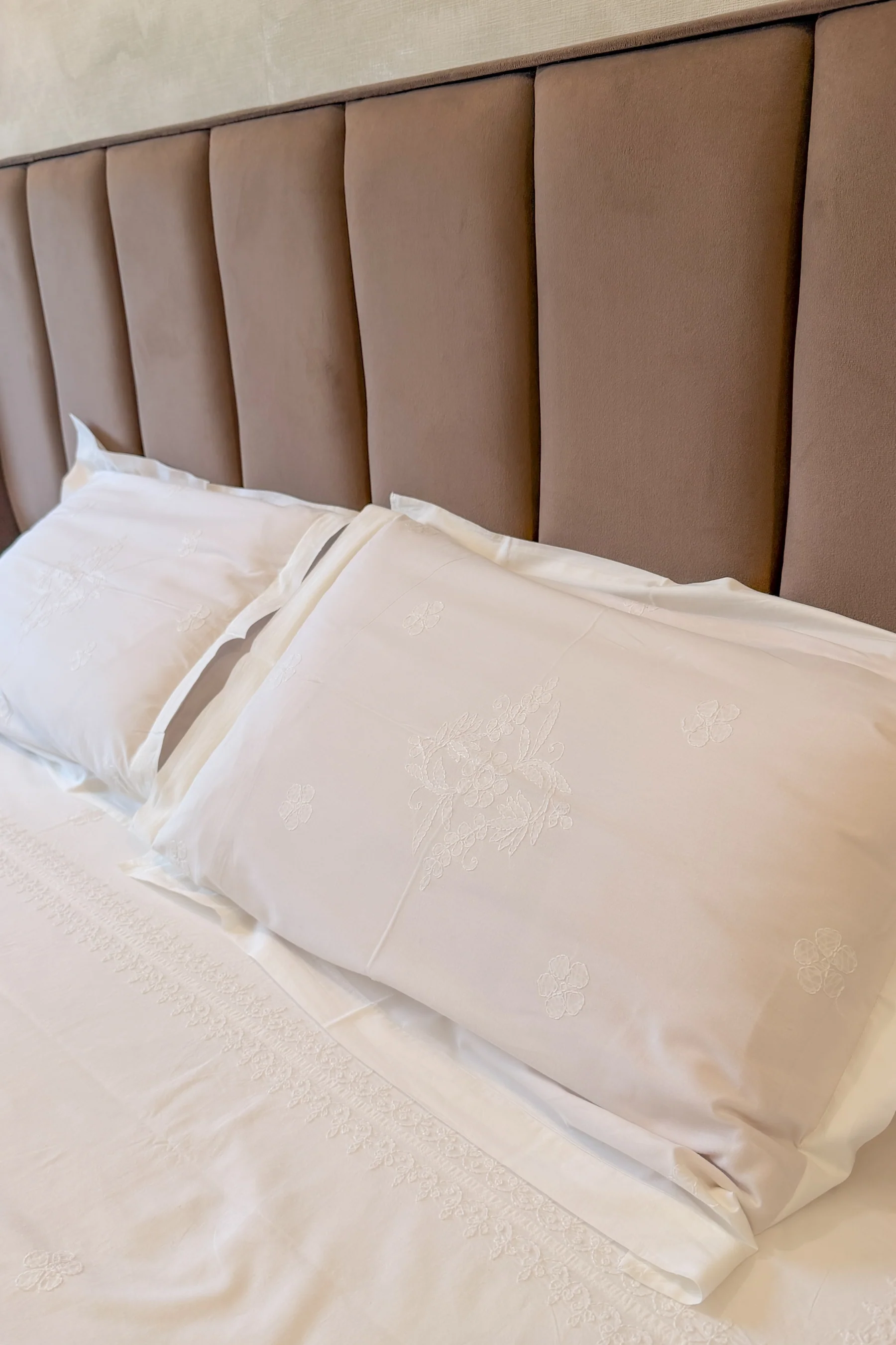 Arsh Hand Embroidered Chikankari Bedsheet with Pillow Covers - Image 7